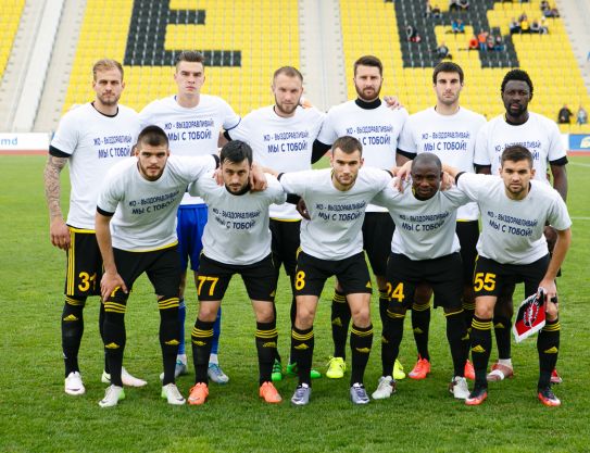 Nuestros jugadores una vez más entraron al campo  en las camisetas en apoyo de Jo