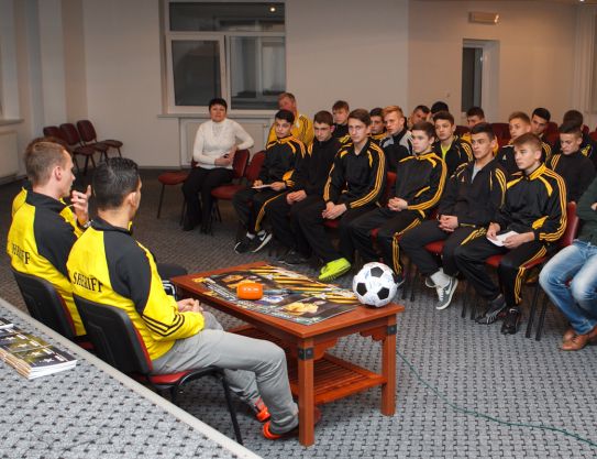 Encuentro con los alumnos de la Academia de Fútbol "Sheriff"